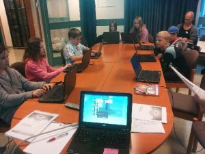 Elever åk 5 från Hjortsjöskolan lär sig programmering för barn på Skaparbibblan.